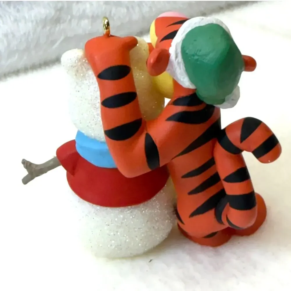Hallmark Keepsake WINNIE THE POOH A FAMILIAR‎ FACE 2001 Christmas Ornament w/Box